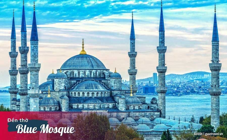 Nhà thờ Hồi giáo Xanh (Blue Mosque) với những mái vòm và ngọn tháp đặc trưng của kiến trúc Istanbul