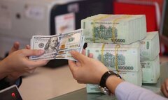 Nhiều loại ngoại tệ và tiền Hồng Kông được xếp cạnh nhau, thể hiện hoạt động giao dịch hối đoái quốc tế.
