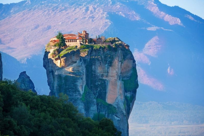 Những tu viện cổ kính trên đỉnh núi đá chót vót tại Meteora, Hy Lạp, tạo nên cảnh quan hùng vĩ