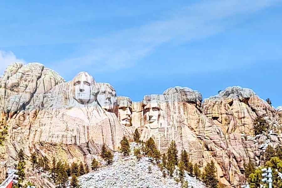 Núi Rushmore được chạm khắc trên sườn đồi Black Hills, đặc điểm tự nhiên của vùng phía Tây