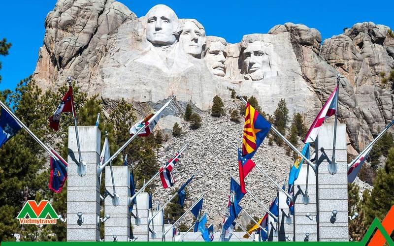 Núi Tổng Thống Mount Rushmore với chân dung bốn vị tổng thống Hoa Kỳ khắc trên đá, kỳ quan điêu khắc tại Nam Dakota, phù hợp cho chuyến du lịch nước Mỹ