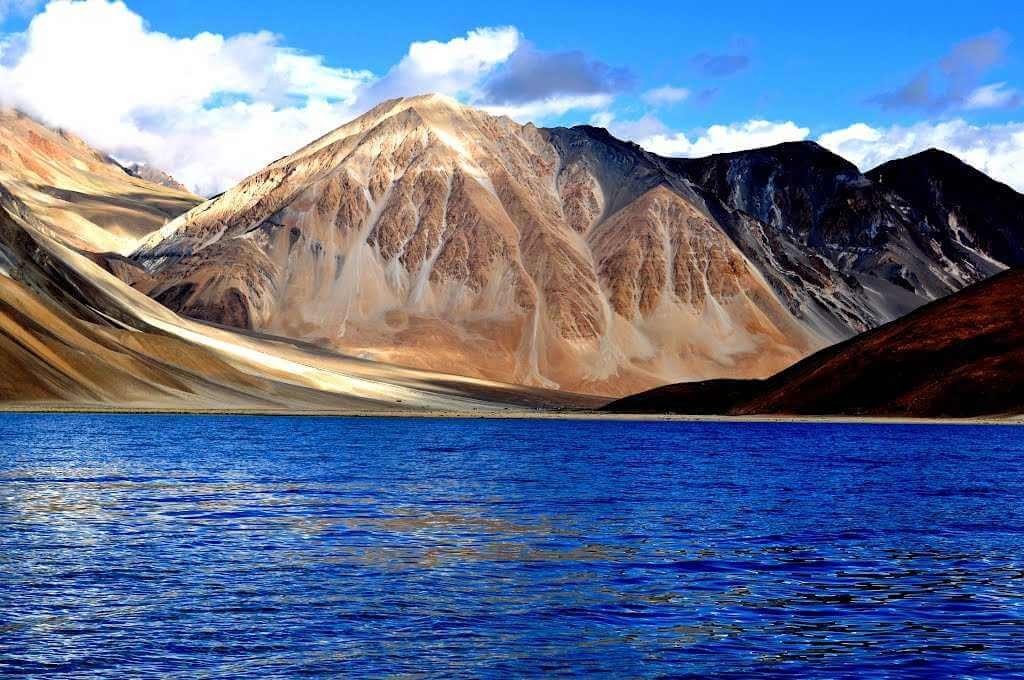 Phong cảnh hùng vĩ của vùng Ladakh với núi non trùng điệp ở Ấn Độ