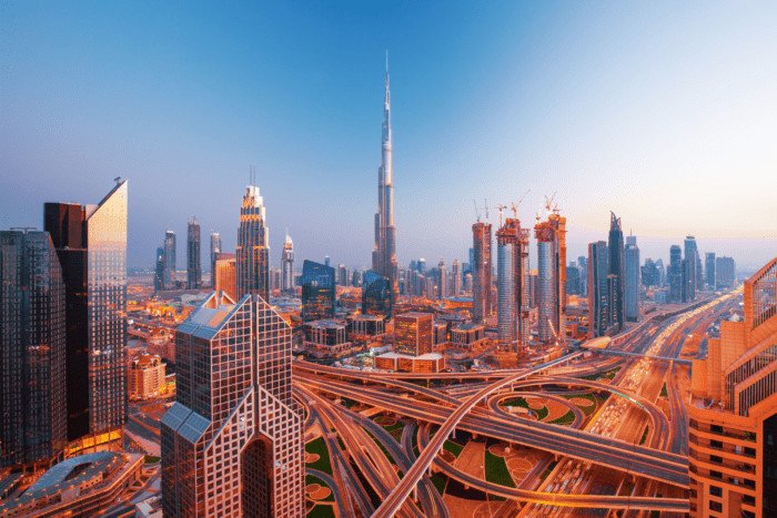 Phong cảnh thành phố Dubai với kiến trúc hiện đại và đường chân trời rực rỡ, tượng trưng cho môi trường kinh doanh sôi động và cơ hội đầu tư tại UAE.