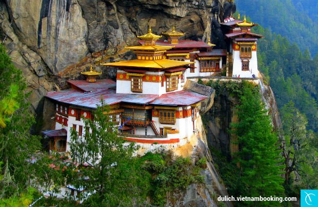 Phong cảnh thiên nhiên hùng vĩ của Bhutan trong mùa đẹp nhất với bầu trời xanh và hoa đua nở