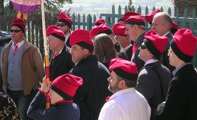 Phụ nữ Catalan trong trang phục truyền thống, biểu trưng cho văn hóa đặc sắc của xứ Catalonia.
