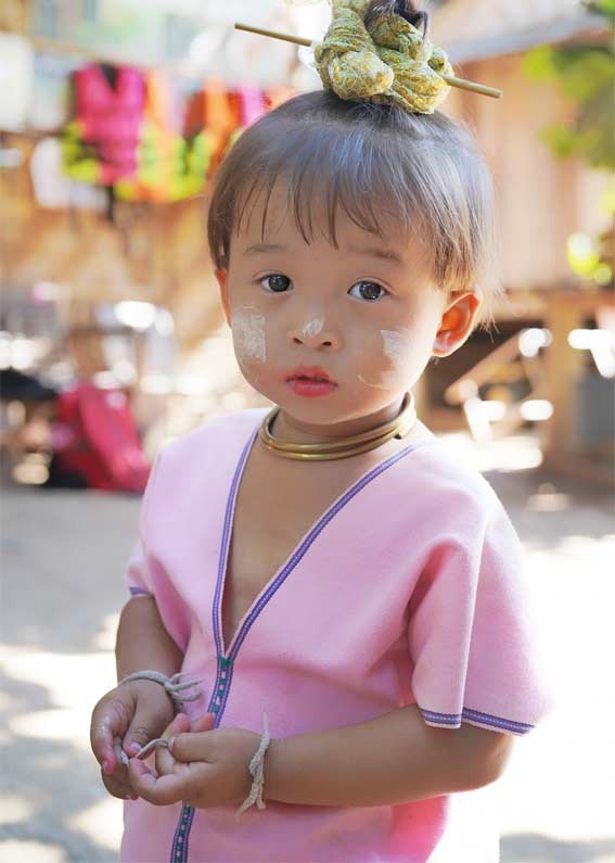 Phụ nữ Myanmar với lớp Thanaka truyền thống trên khuôn mặt