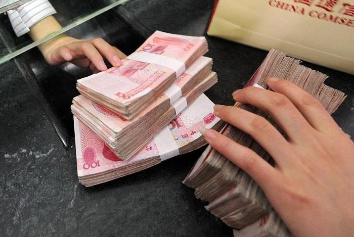 Quá trình đổi tiền Nhân dân tệ tại quầy giao dịch ngoại tệ