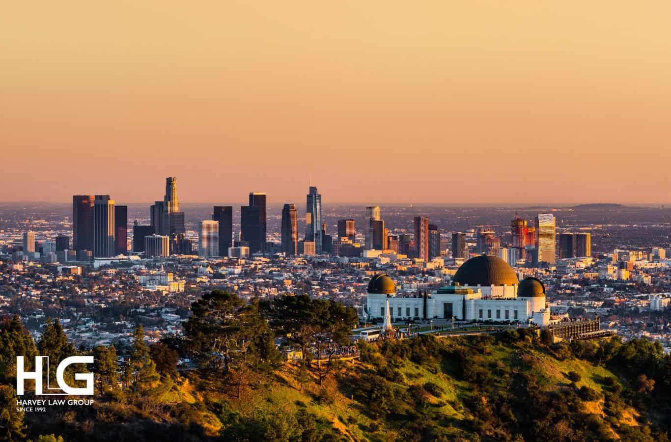Quang cảnh thành phố Los Angeles với giao thông và các tòa nhà chọc trời, biểu thị sự phát triển