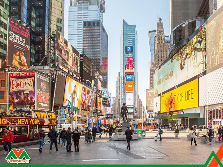 Quảng trường Thời Đại (Times Square) rực rỡ ánh đèn tại New York, trung tâm giải trí và văn hóa sôi động của du lịch nước Mỹ