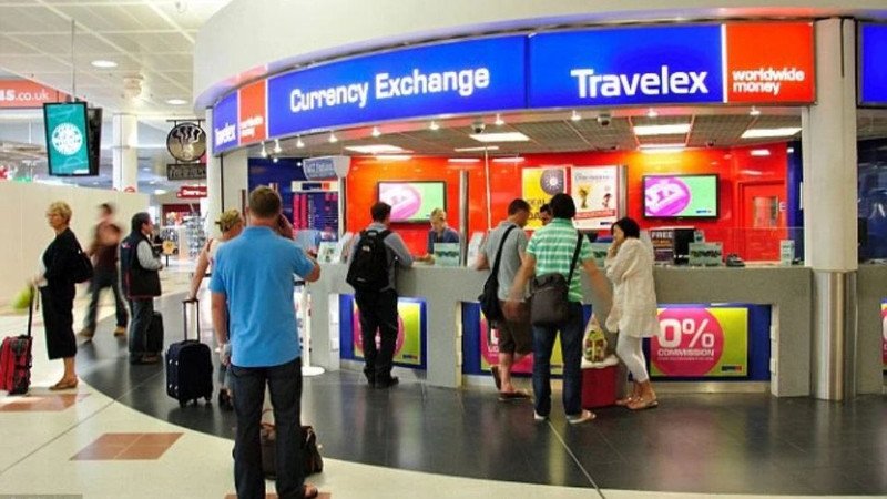 Quầy chuyển đổi tiền tệ tại sân bay quốc tế