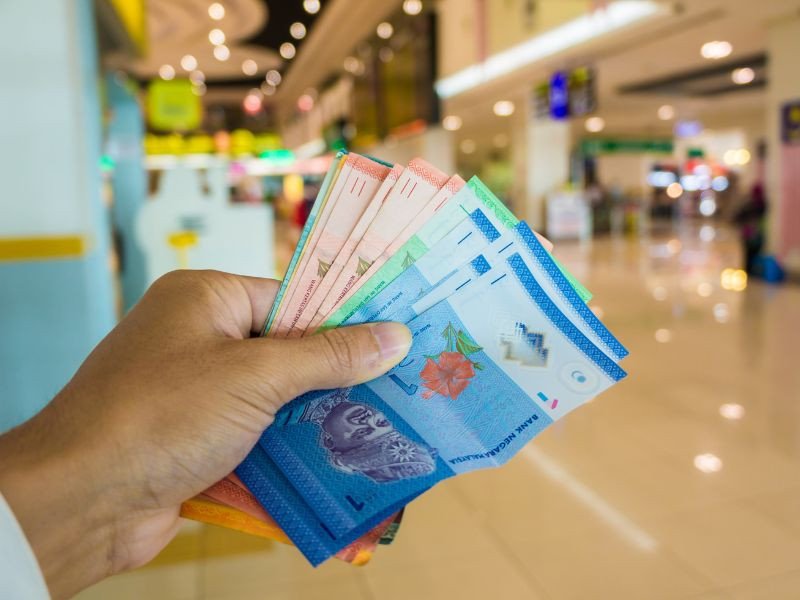 Quầy đổi tiền tệ tại ngân hàng hoặc sân bay, nơi du khách có thể chuyển đổi 50 Malaysia bao nhiêu tiền Việt Nam