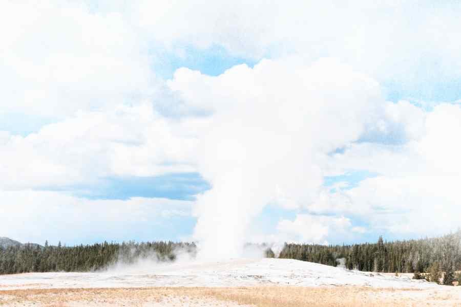 Suối phun Old Faithful, một đặc điểm tự nhiên nổi bật của Yellowstone