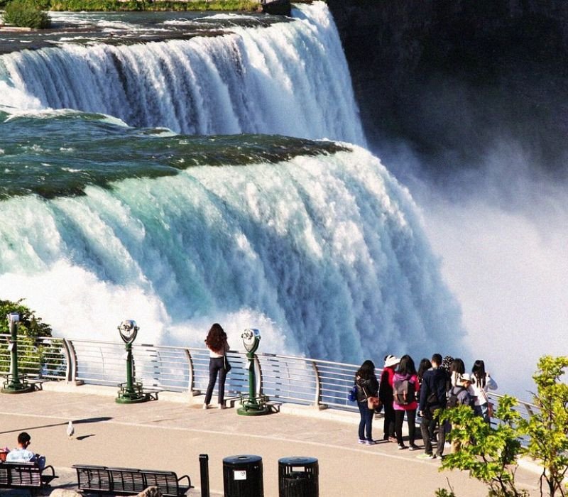 Thác Niagara cuồn cuộn đổ nước, biểu tượng sức mạnh thiên nhiên của cảnh đẹp nước Mỹ.