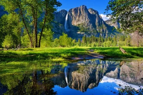 Thác Yosemite hùng vĩ chảy xiết, một trong những cảnh quan thiên nhiên tráng lệ của Hoa Kỳ là quốc gia rộng lớn nằm ở bờ Tây
