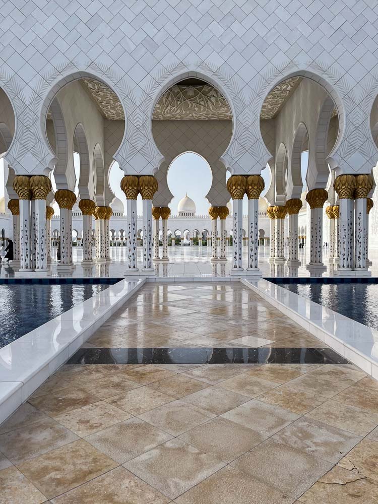 Thánh đường Hồi giáo Sheikh Zayed Grand Mosque tráng lệ ở Abu Dhabi