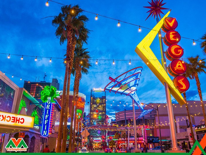 Thành phố Las Vegas rực rỡ ánh đèn với các sòng bạc và khu giải trí xa hoa, điểm đến sôi động cho du lịch nước Mỹ