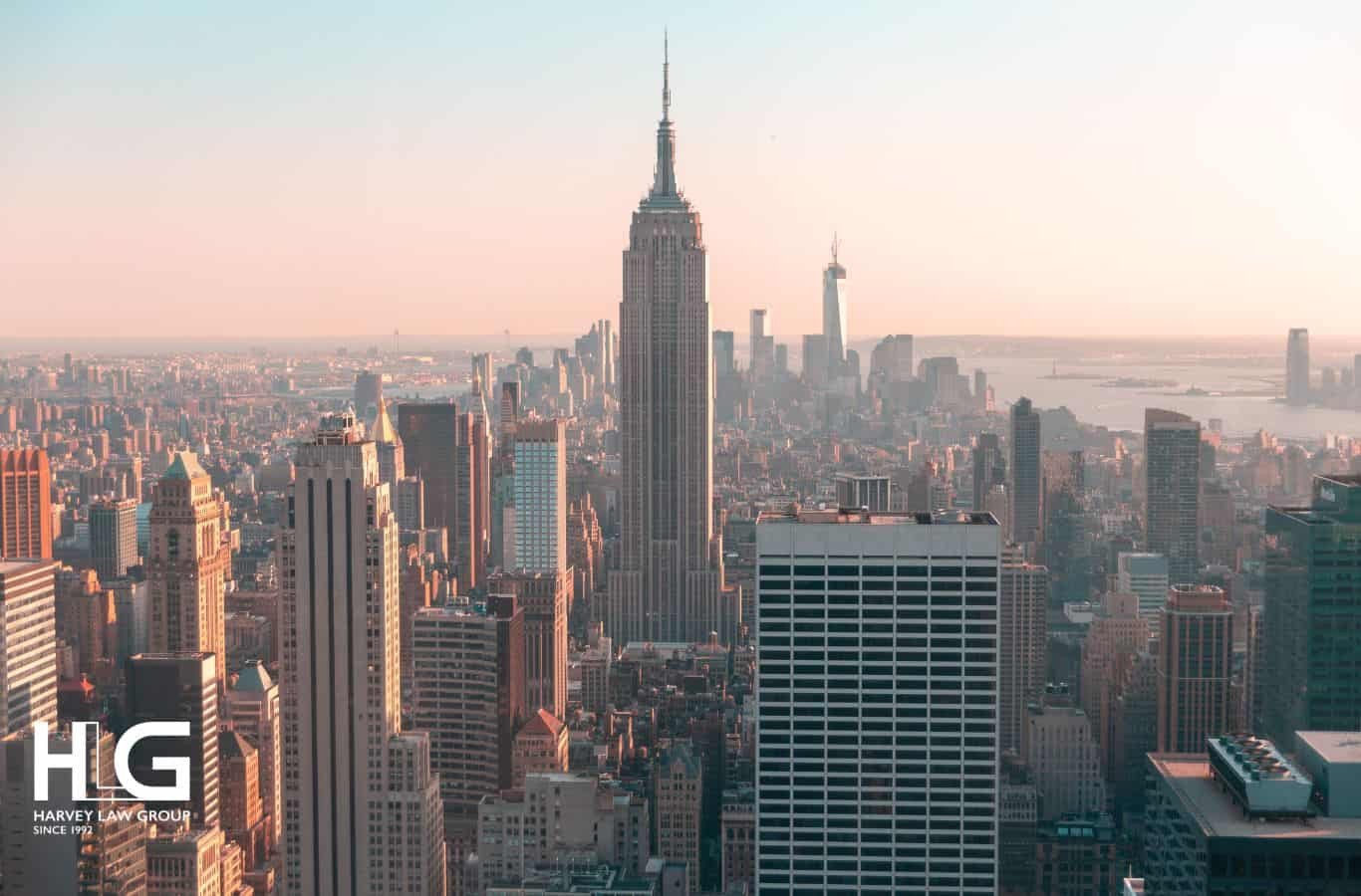 Thành phố New York nhìn từ trên cao, với các tòa nhà chọc trời và sông chảy qua