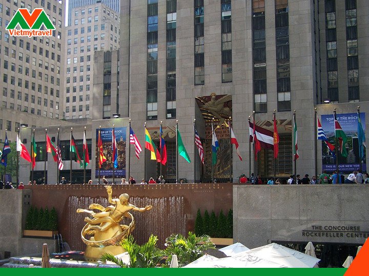 Thành phố New York với các tòa nhà chọc trời và phương tiện giao thông tấp nập