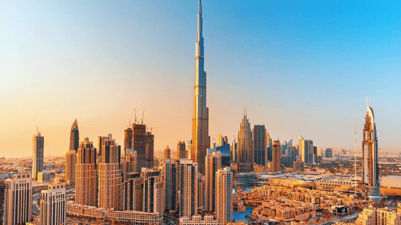 Tháp Burj Khalifa sừng sững giữa bầu trời Dubai, một trong những điểm tham quan chính sau chuyến bay đến thành phố