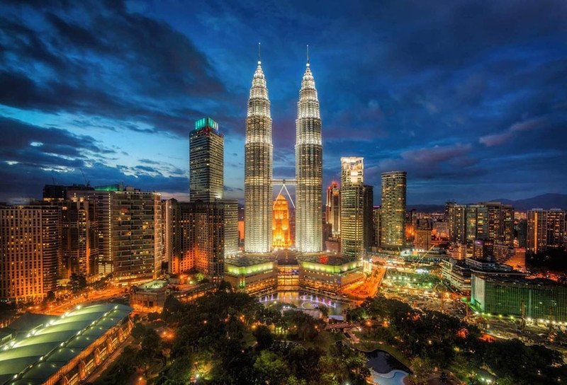 Tháp đôi Petronas hùng vĩ dưới ánh sáng ban ngày, nổi bật giữa khung cảnh thành phố Kuala Lumpur hiện đại.