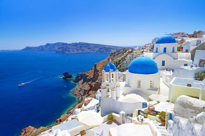 Thị trấn Oia trên đảo Santorini, Hy Lạp với những ngôi nhà mái vòm xanh và view biển Địa Trung Hải tuyệt đẹp