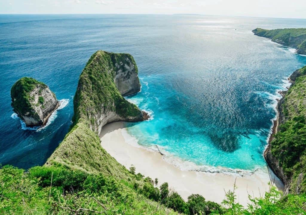Thiên đường du lịch biển Bali với bãi cát trắng và nước trong xanh