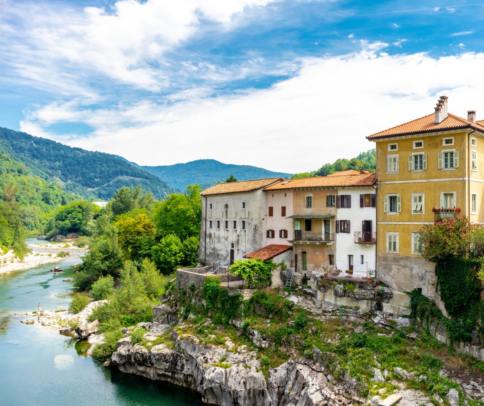 Thung lũng Soča với dòng sông xanh ngọc bích