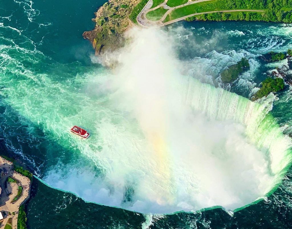 Canada Đấu Với Hoa Kỳ: Trải Nghiệm Thác Niagara Biểu Tượng Thuyền du lịch Hornblower trên sông Niagara, biên giới giữa Canada và Hoa Kỳ