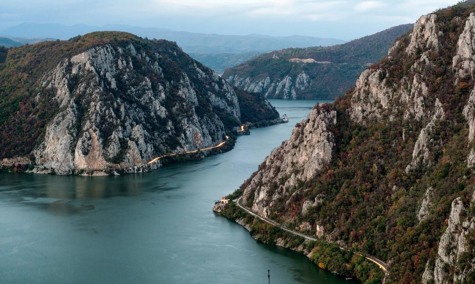 Thuyền trên sông Danube