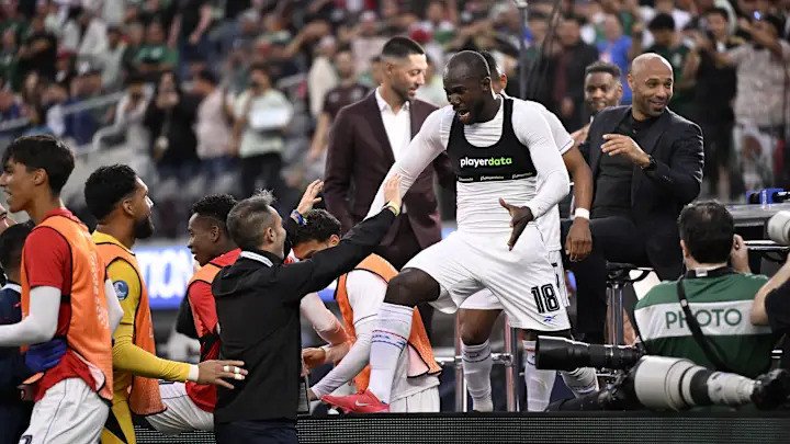 Tiền đạo Cecilio Waterman ăn mừng bàn thắng lịch sử cùng Thierry Henry trên khán đài.