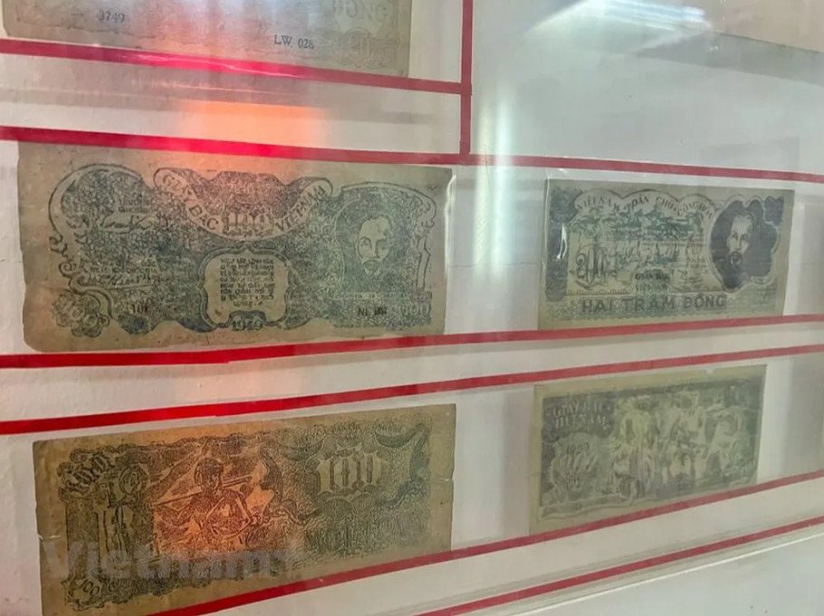 Tiền giấy in hình Chủ tịch Hồ Chí Minh và người nông dân