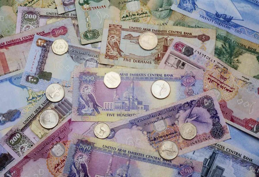 Tiền giấy và tiền xu Dirham của Dubai, đại diện cho giá trị tiền tệ tại UAE.