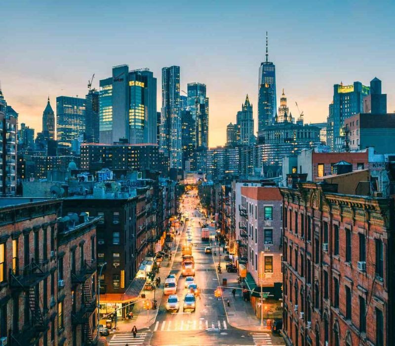 Tòa nhà chọc trời tại Manhattan, New York, tượng trưng cho sự hiện đại của cảnh đẹp nước Mỹ đô thị.