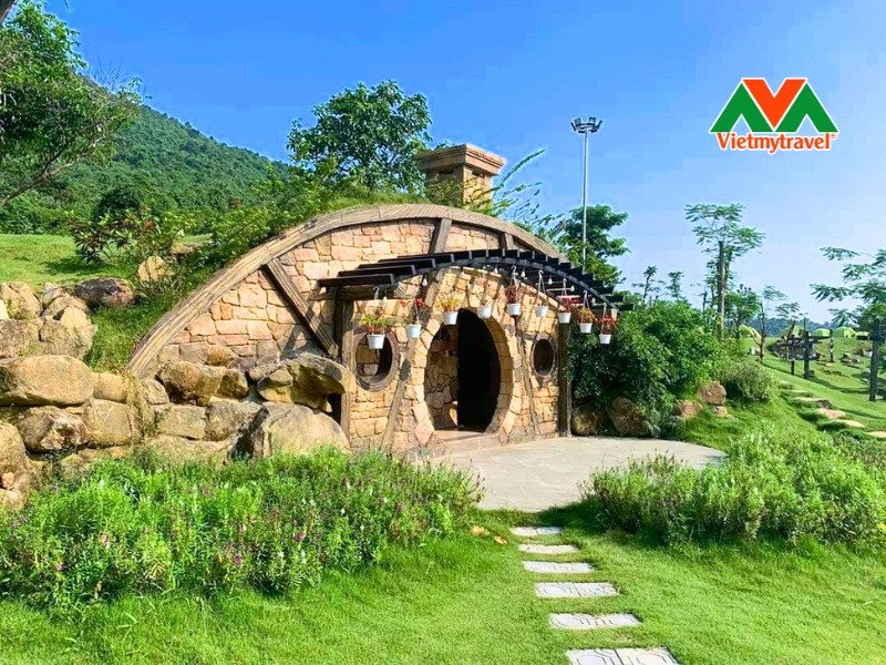 Toàn cảnh Làng Hobbiton với những ngôi nhà đặc trưng, thu hút du khách du lịch New Zealand