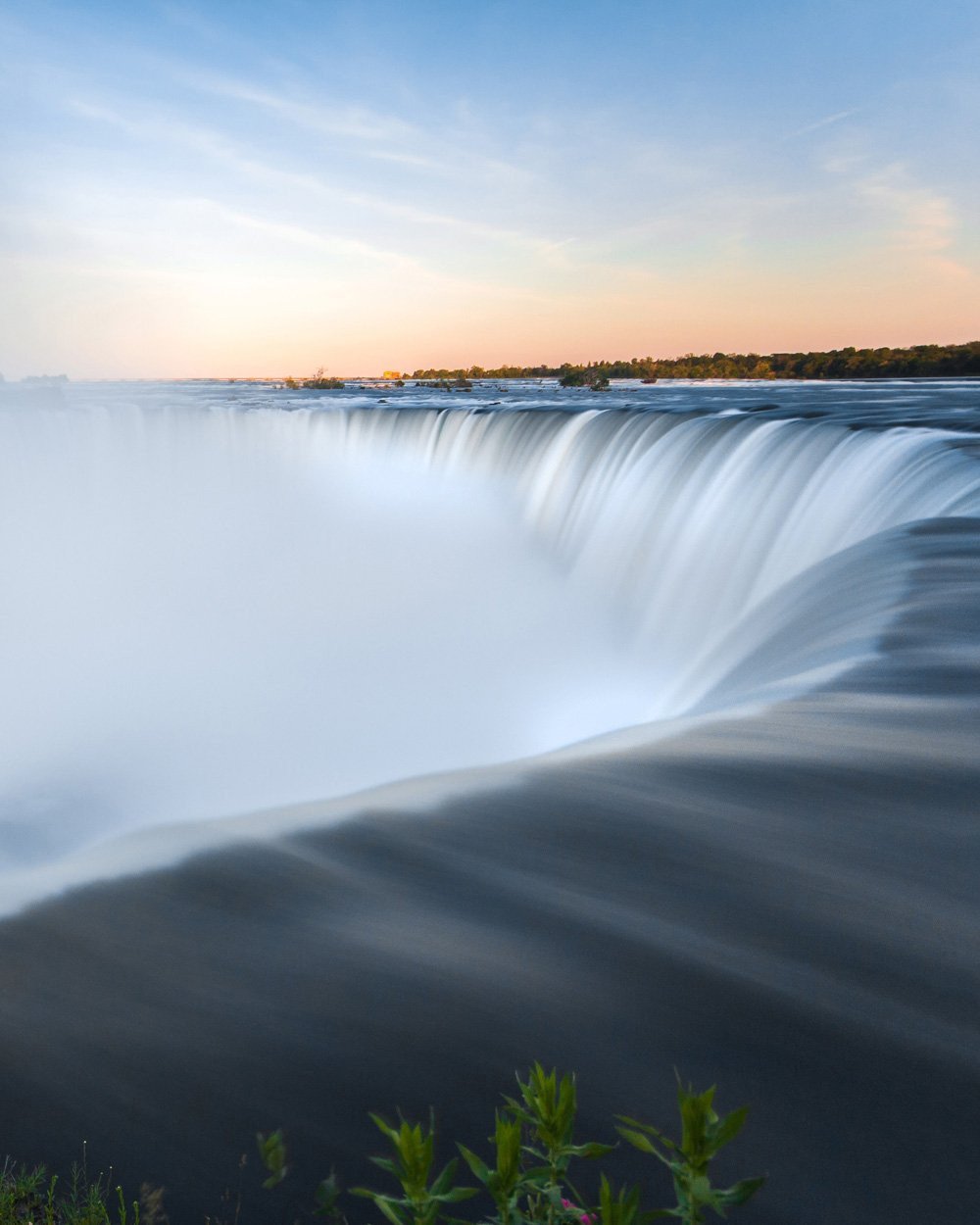 Toàn cảnh Thác Niagara hùng vĩ nhìn từ phía Canada đấu với Hoa Kỳ