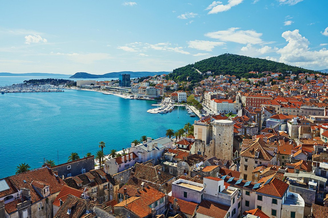 Toàn cảnh thành phố cổ Dubrovnik từ trên cao với tường thành lịch sử và biển Adriatic
