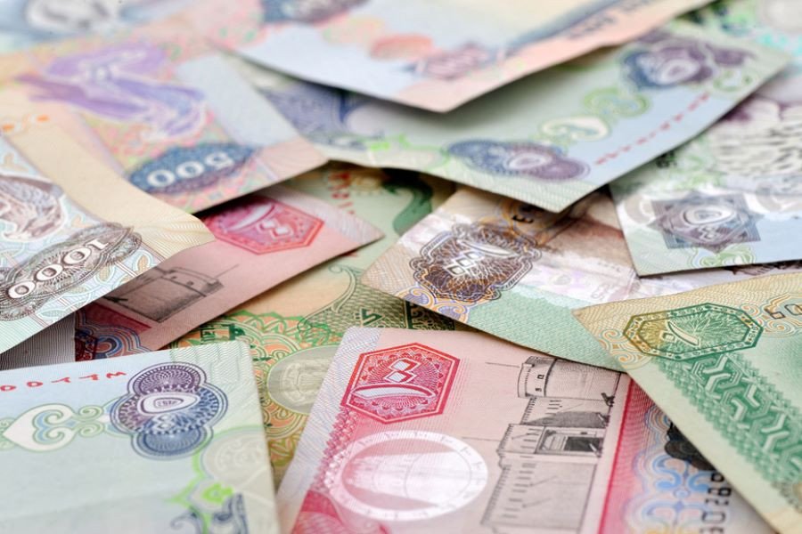 Toàn cảnh thành phố Dubai hiện đại với biểu tượng tiền tệ Dirham, thể hiện sự phồn thịnh.