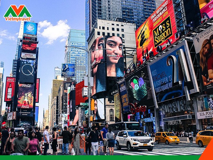 Toàn cảnh thành phố New York nhộn nhịp với các tòa nhà chọc trời và đường phố sầm uất, một điểm nhấn trong hành trình du lịch nước Mỹ