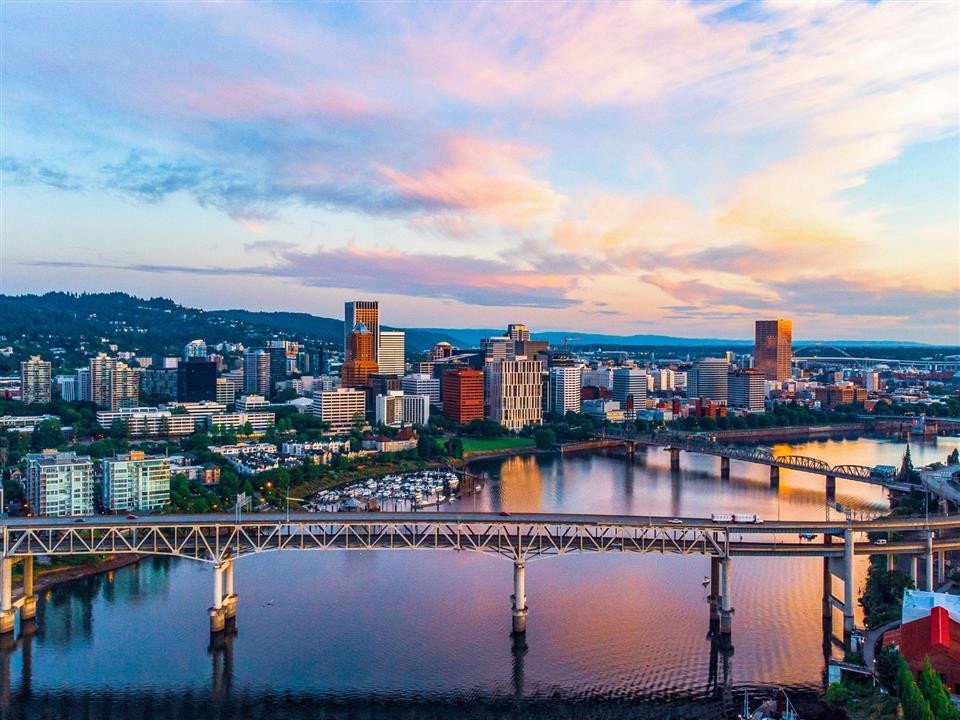 Toàn cảnh thành phố Portland là nước nào trong ánh hoàng hôn rực rỡ, phản chiếu vẻ đẹp đô thị bình yên của Oregon