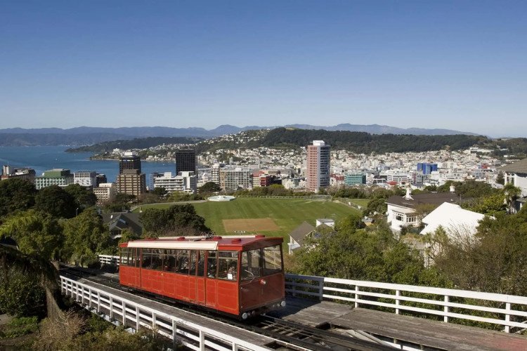 Toàn cảnh thành phố Wellington, thủ đô của New Zealand, với cảng biển và các tòa nhà chính phủ