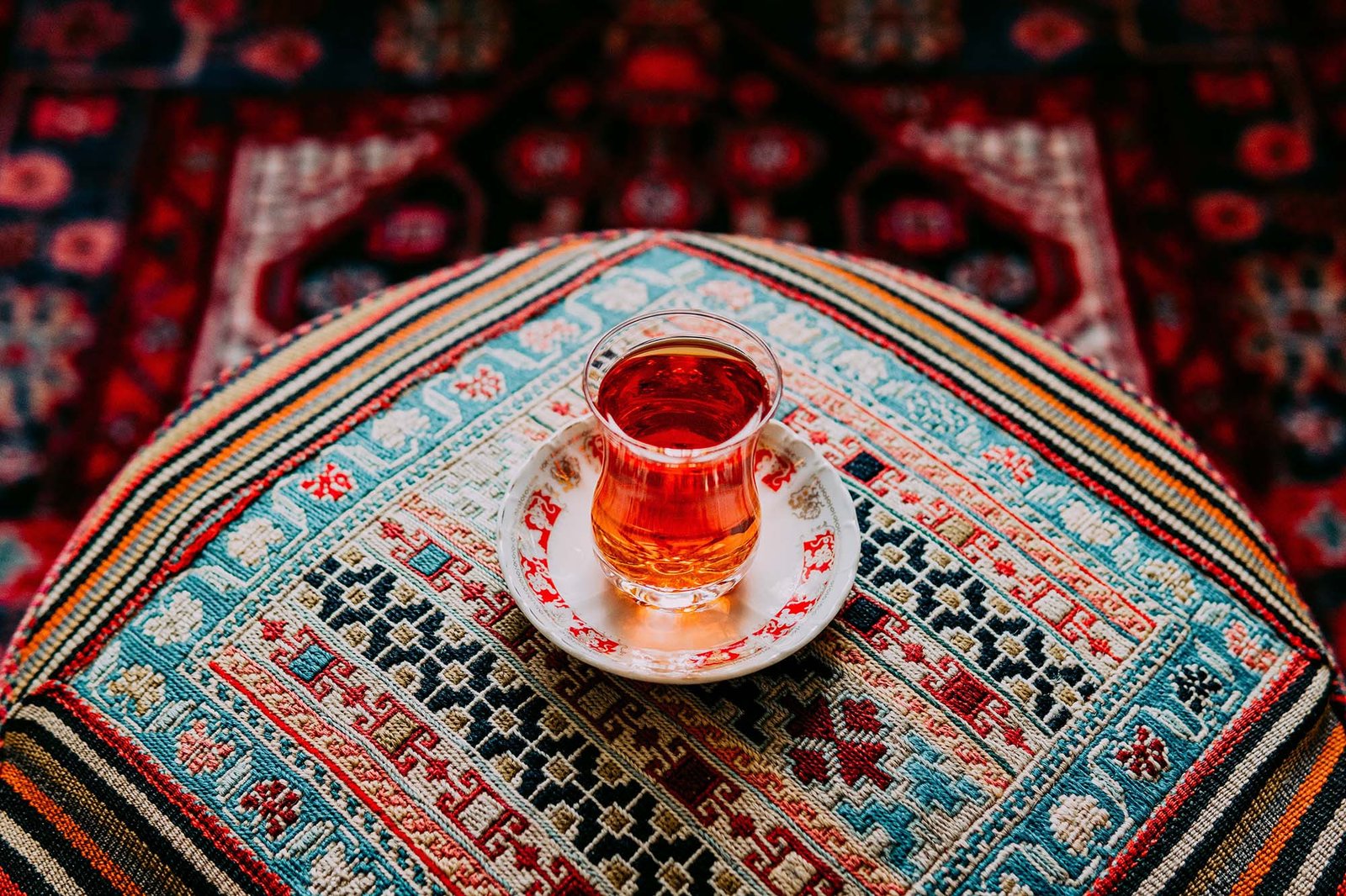 Trà và các sản phẩm từ saffron, biểu tượng ẩm thực và văn hóa của Iran (Ba Tư).