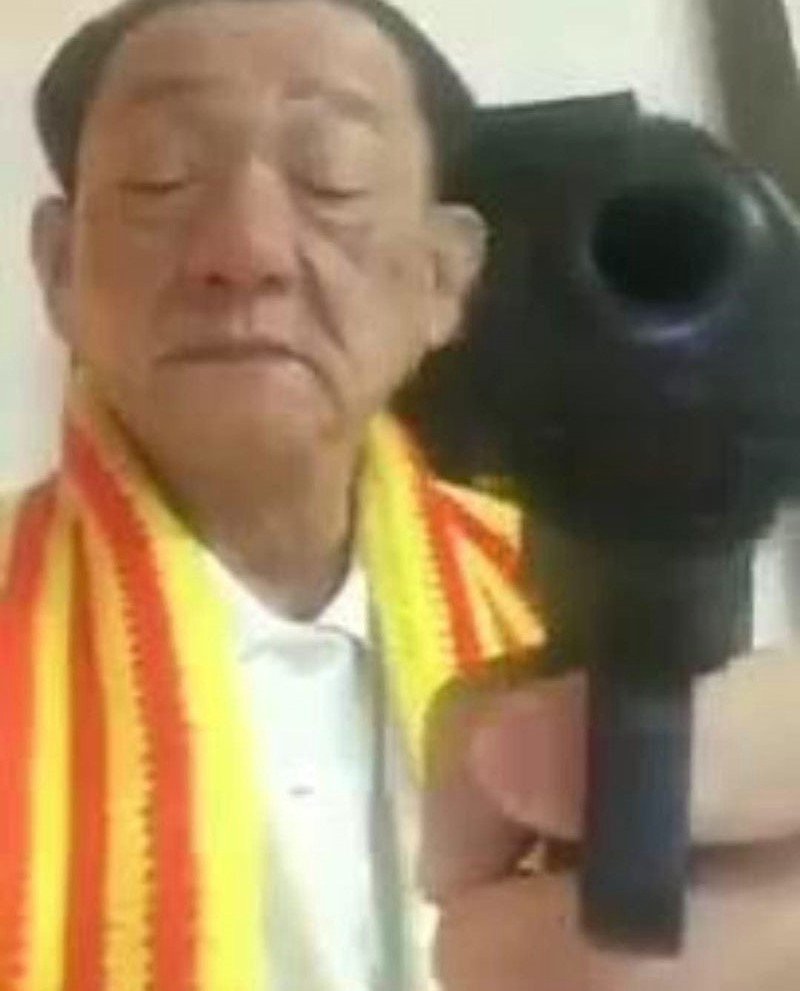 Trần Dần với biểu cảm đặc trưng, nguồn cảm hứng cho các meme lan truyền.