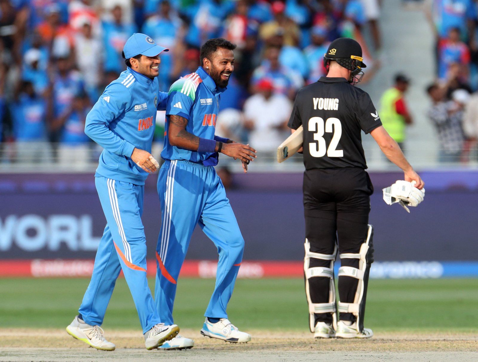 Trận đấu cricket đỉnh cao, các cầu thủ đội tuyển Nam Phi và New Zealand tranh tài