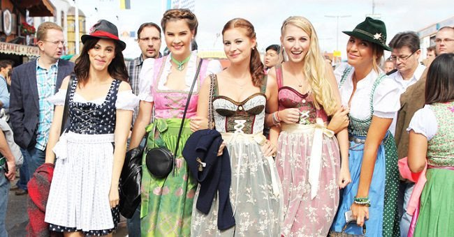 Trang phục truyền thống Lederhosen và Dirndl của người dân Đức tại một lễ hội văn hóa.