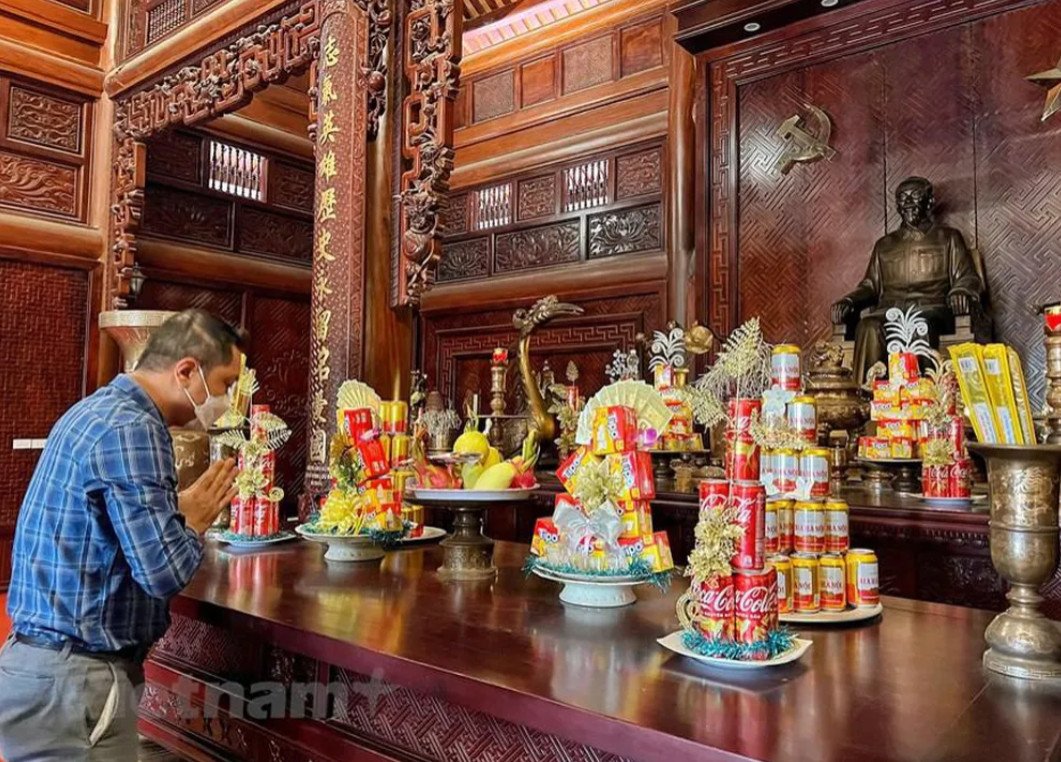 Tượng Bác Hồ tại gian chính Nhà tưởng niệm