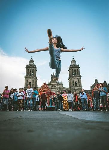 Vũ điệu truyền thống Mexico sôi động trên đường phố, thể hiện tinh hoa văn hóa đất nước Mexico