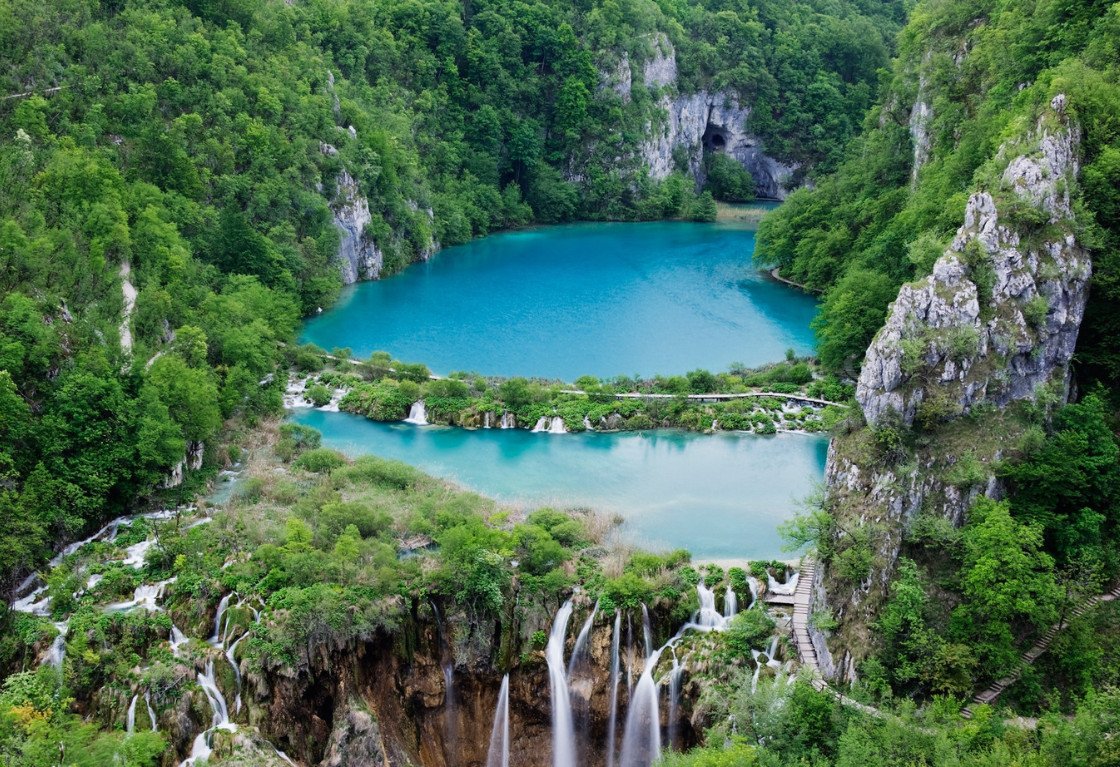 Vườn quốc gia Plitvice Lakes kỳ vĩ với hệ thống thác nước và hồ trong xanh