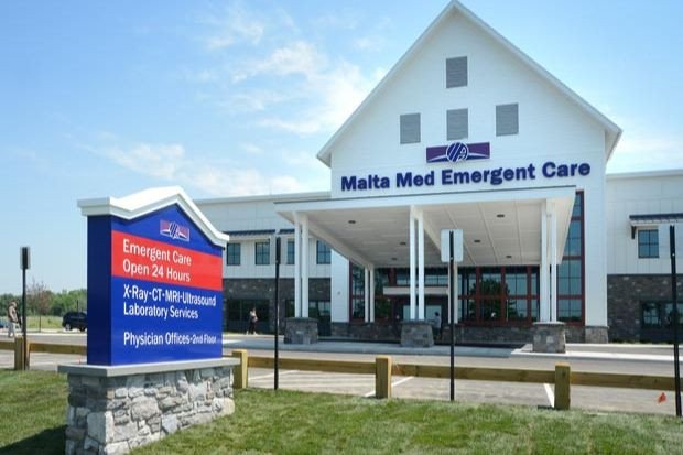 Bác sĩ thăm khám tại cơ sở y tế hiện đại, thể hiện chất lượng y tế ở Malta.