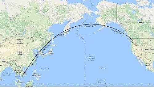 Bản đồ thế giới minh họa khoảng cách địa lý và chênh lệch múi giờ giữa California và Việt Nam.