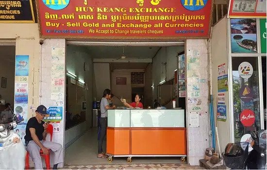 Bàn tay đang cầm tiền Riel Campuchia và một máy tính bỏ túi, biểu thị quá trình chuyển đổi tiền Campuchia sang tiền Việt hiệu quả.